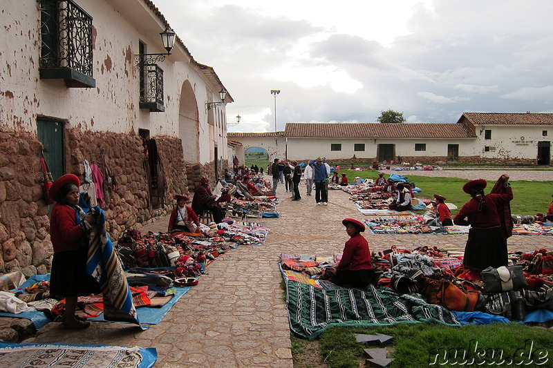 Markt und Kirche in Chinchero, Urubamba Valley, Peru