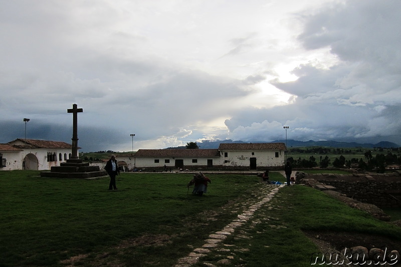 Markt und Kirche in Chinchero, Urubamba Valley, Peru