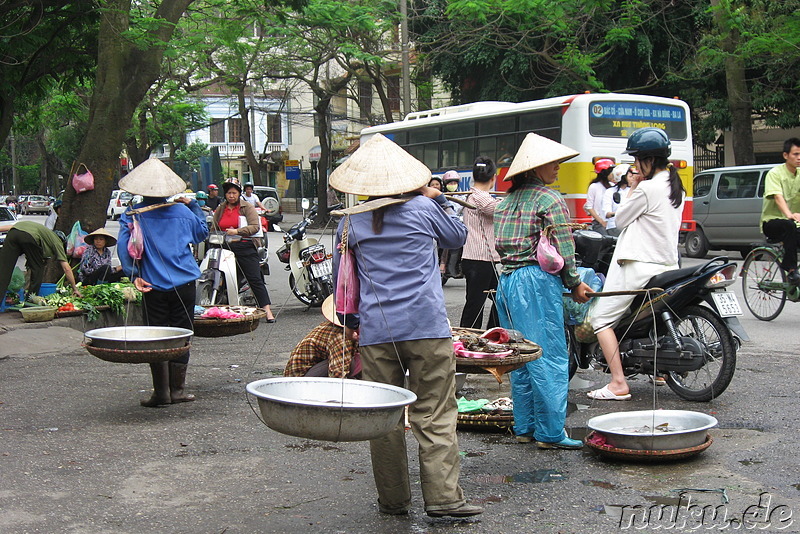 Marktfrauen mit ihren Waren in Hanoi, Vietnam