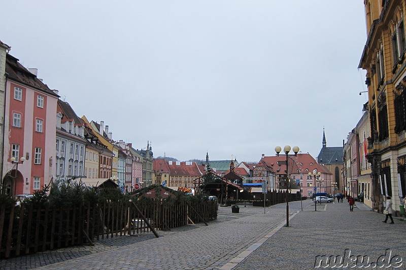 Marktplatz mit Weihnachtsmarkt in Cheb, Tschechien