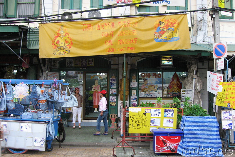 Massagesalon in Bangkok, wirbt mit Ausbildung durch die Wat Pho Massageschule