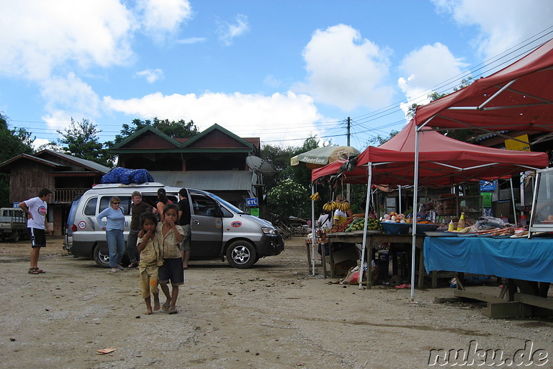 Minivan an einer Raststätte zwischen Vang Vieng und Luang Prabang