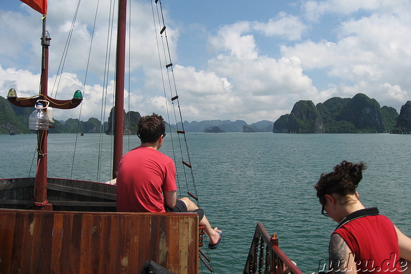 Mit dem Boot unterwegs in der Halong Bucht