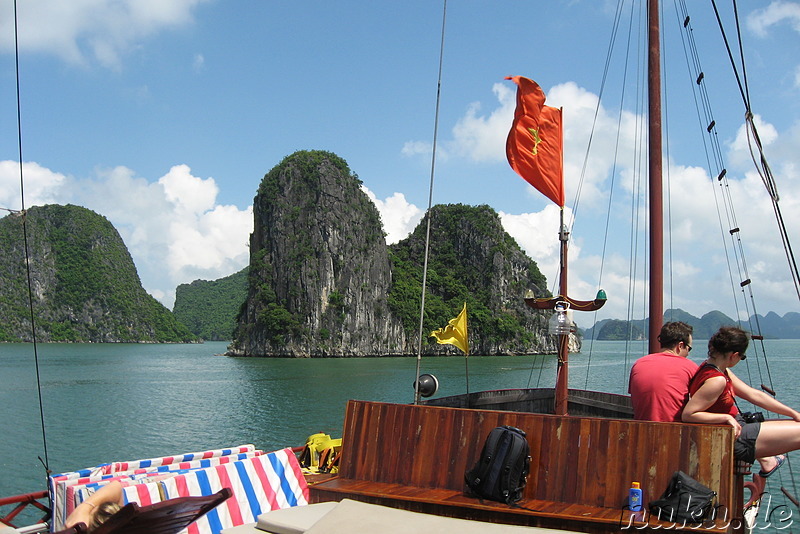 Mit dem Boot unterwegs in der Halong Bucht
