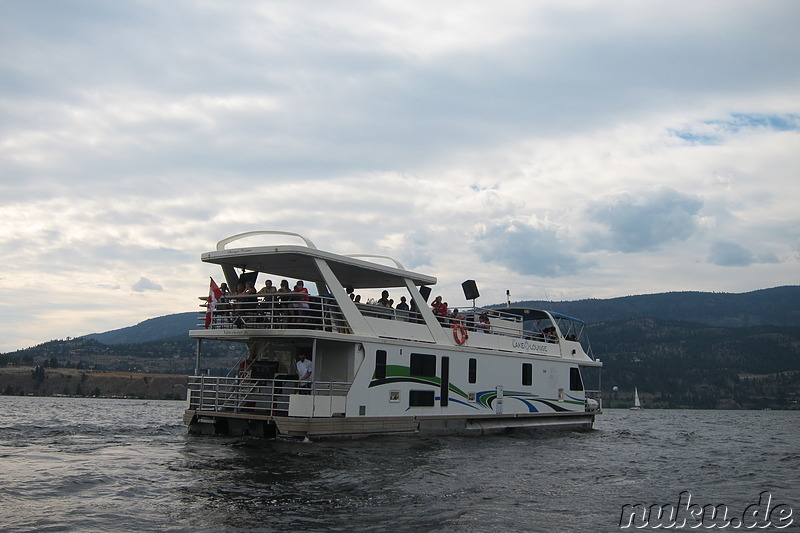 Mit dem Party-Hausboot auf dem Okanagan Lake in Kelowna, Kanada