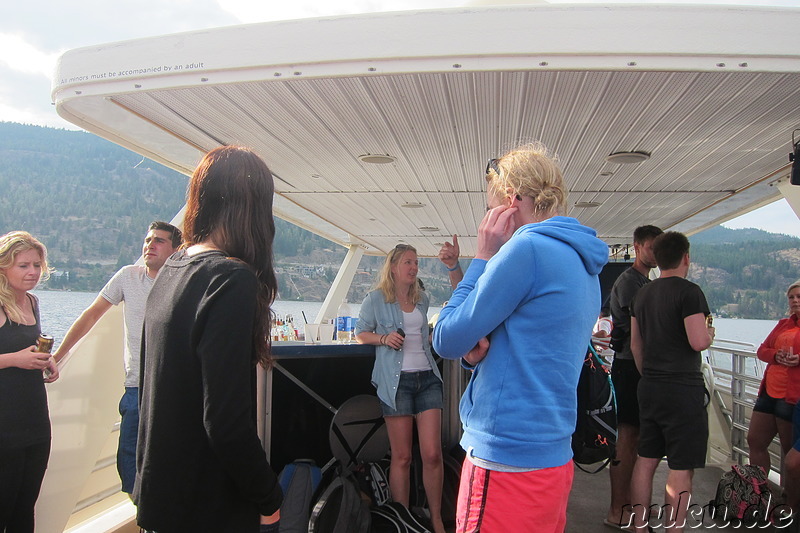 Mit dem Party-Hausboot auf dem Okanagan Lake in Kelowna, Kanada