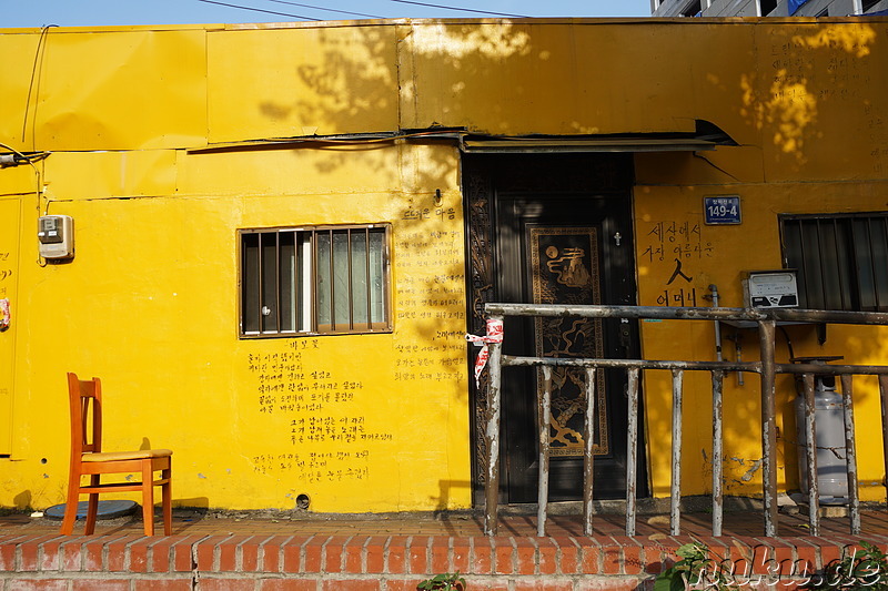 Mit Gedichten verziertes Haus in der Nähe des Baedari-Viertels von Incheon, Korea