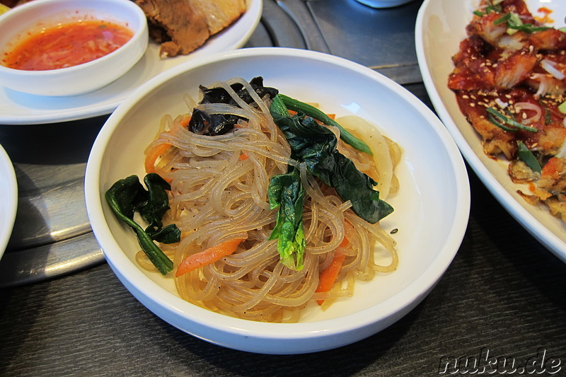 Mit Gemüse gebratene, kalte Glasnudeln (Japchae; 잡채)