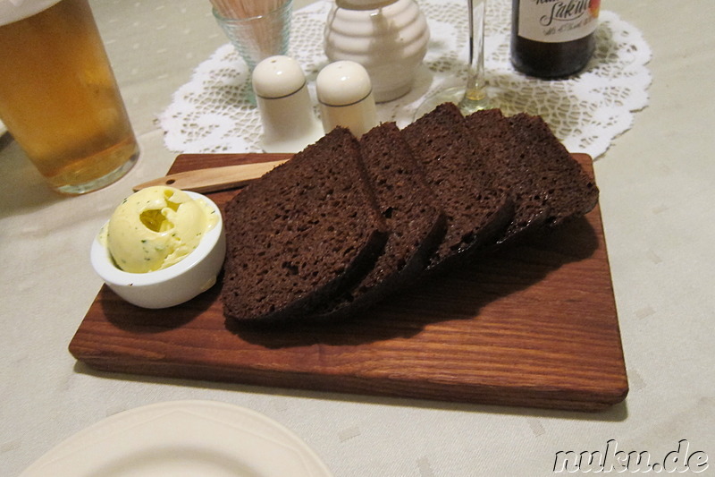 Mittagessen im Restaurant Vanaema Juures in Tallinn, Estland