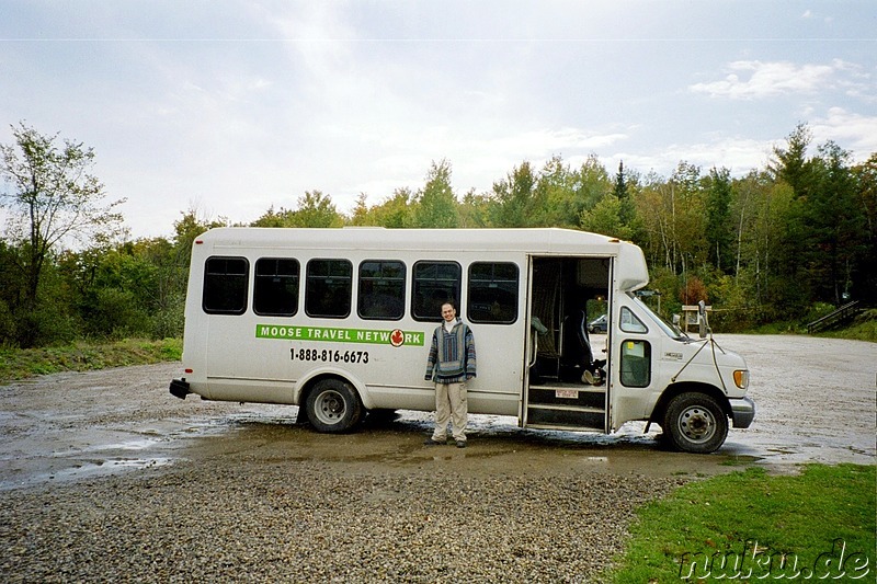 Moose Travel Tourguide vor seinem Bus