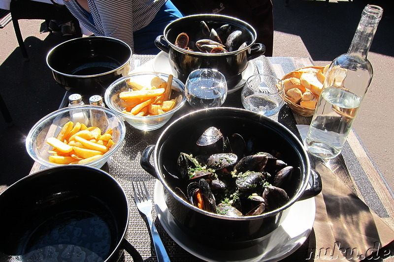 Muscheln mit Pommes am Hafen von Marseille, Frankreich