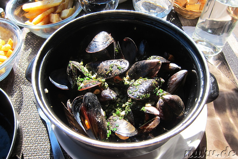 Muscheln mit Pommes am Hafen von Marseille, Frankreich