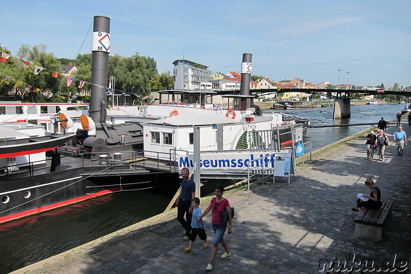 Museumsschiff am Donauufer in Regensburg, Bayern