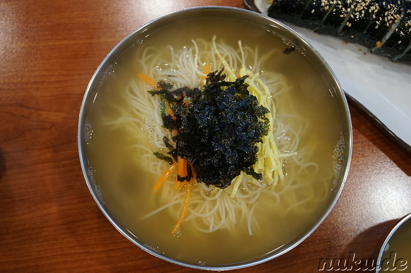 Myeolchiguksu (멸치국수) - Klare Fischbrühe mit Nudeln