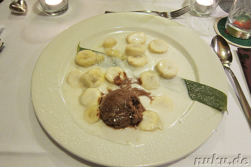 Nachspeise: Flambierte Banane in Kokosmilchsosse und Schokoeiscreme