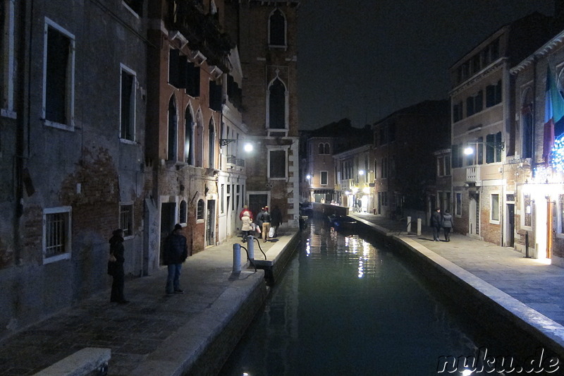 Nachtspaziergang durch Venedig, Italien