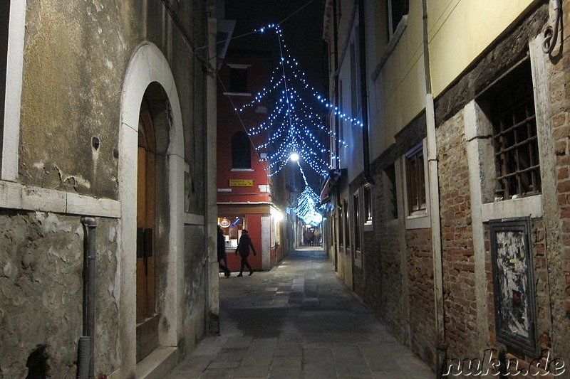 Nachtspaziergang durch Venedig, Italien