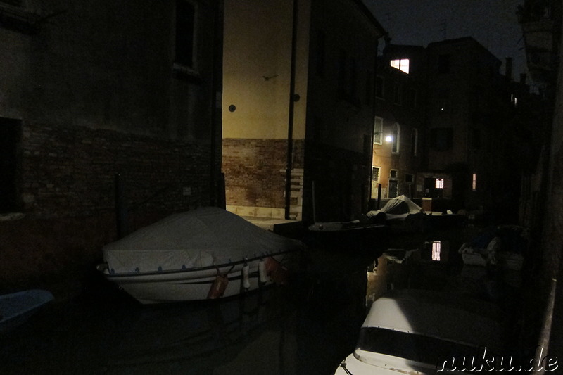 Nachtspaziergang durch Venedig, Italien