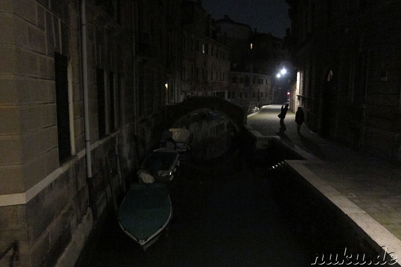 Nachtspaziergang durch Venedig, Italien