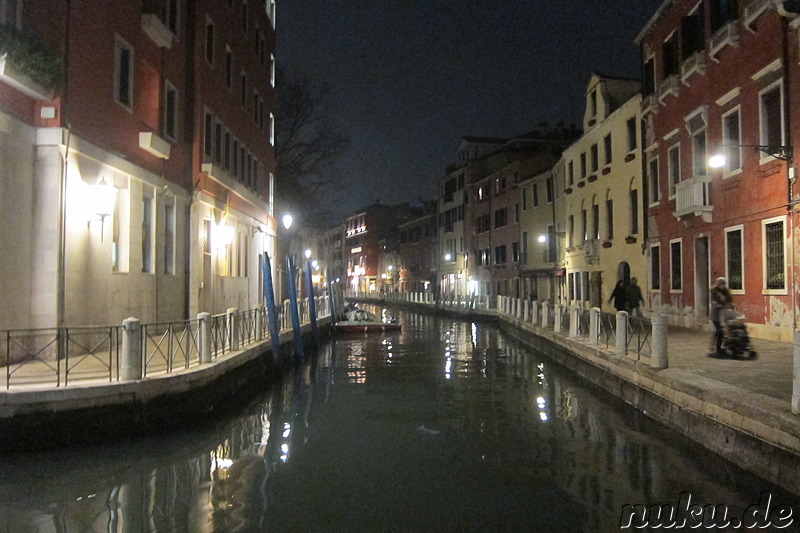 Nachtspaziergang durch Venedig, Italien