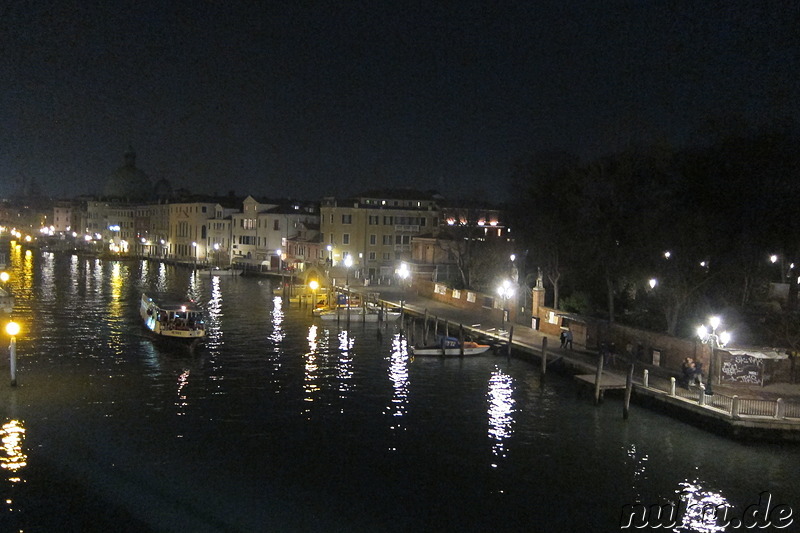 Nachtspaziergang durch Venedig, Italien