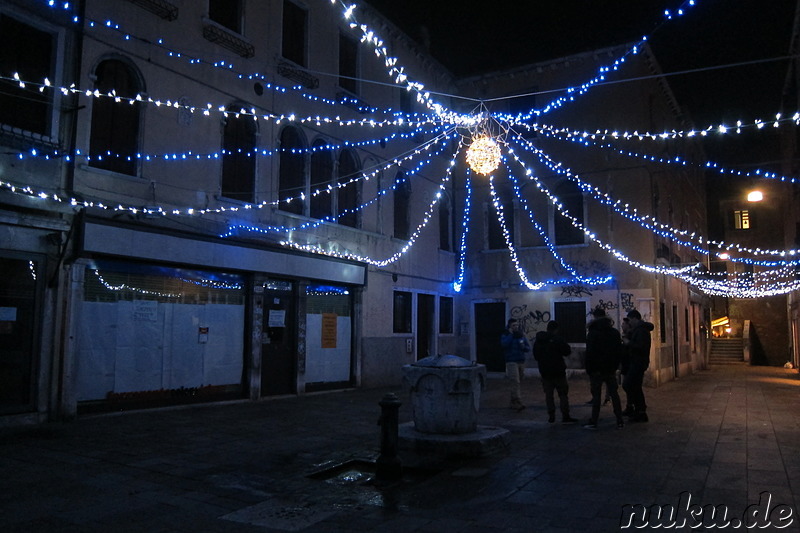 Nachtspaziergang durch Venedig, Italien