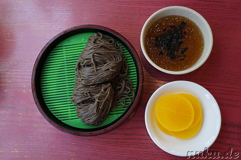 Naengmomil (냉모밀) - kalte Buchweizennudeln im Restaurant Cheongsil Hongsil (청실홍실) in Bupyeong, Incheon, Korea