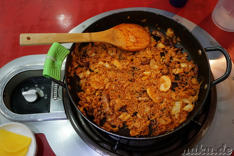 Nakji Cheolpan Bokkeumbab (낙지철판볶음밥): Anschließend wird der Reis hinzugegeben