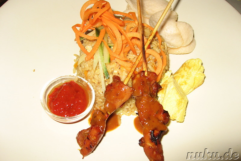 Nasi-Goreng mit Satey im Nomad, Ubud, Bali, Indonesien