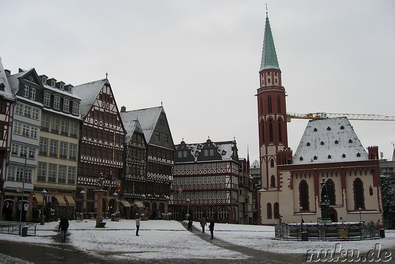 Nikolaikirche und Gerechtigkeitsbrunnen auf dem Römerberg