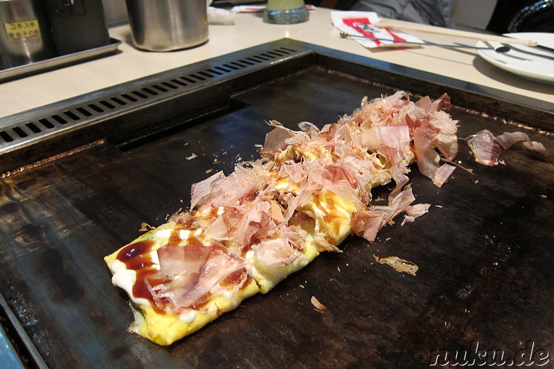 Okonomiyaki (오코노미야키) - japanische Pizza; hier in Seoul, Korea