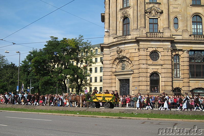 Oktoberfestparade am Karlsplatz in München