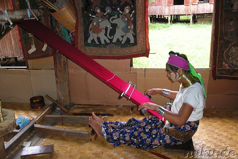 Padaung-Näherin (Long Necked Karen)