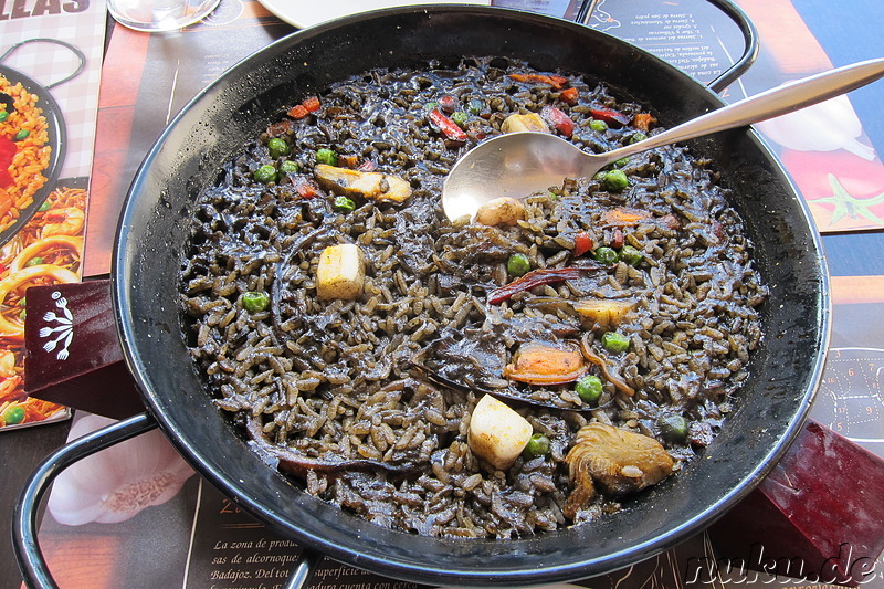 Paella de Arroz Negro (Schwarze Paella) in Madrid, Spanien