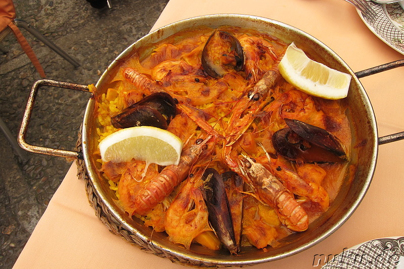 Paella im Restaurant La Cueva in Sevilla, Spanien