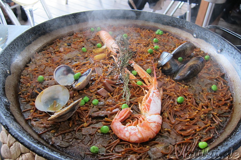 Paella mit Nudeln und Meeresfrüchten im Xiringuito d' Escriba