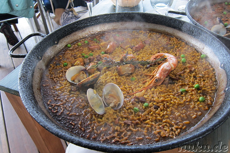 Paella mit Reis und Meeresfrüchten im Xiringuito d' Escriba