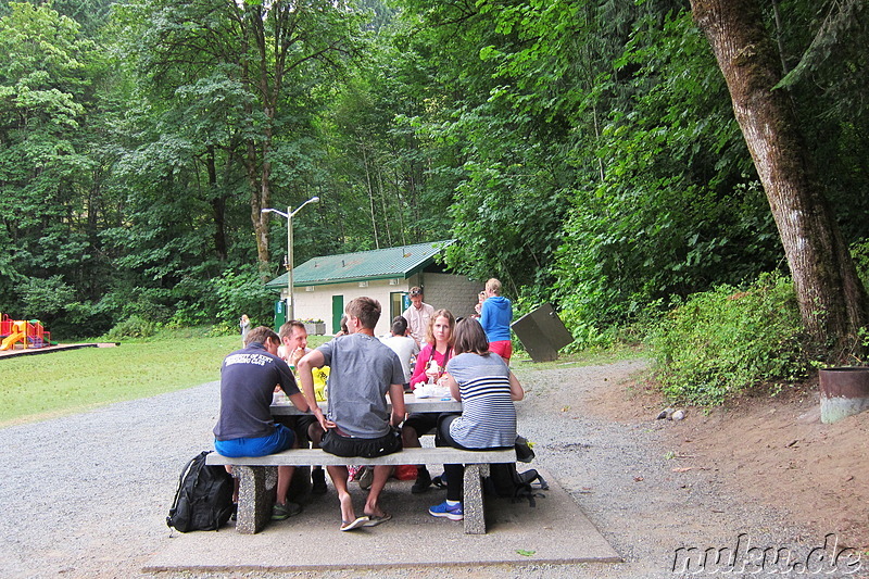 Picknick an einem See in British Columbia, Kanada