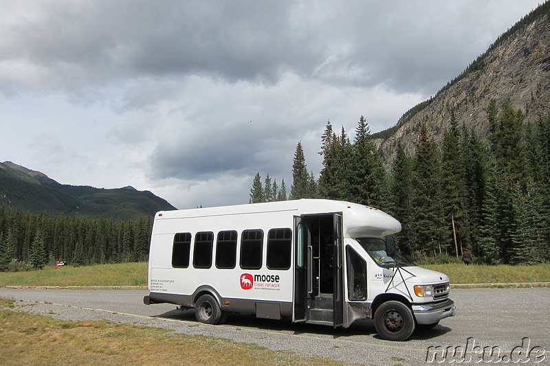 Picknick auf einer grünen Wiese im Jasper National Park, Kanada