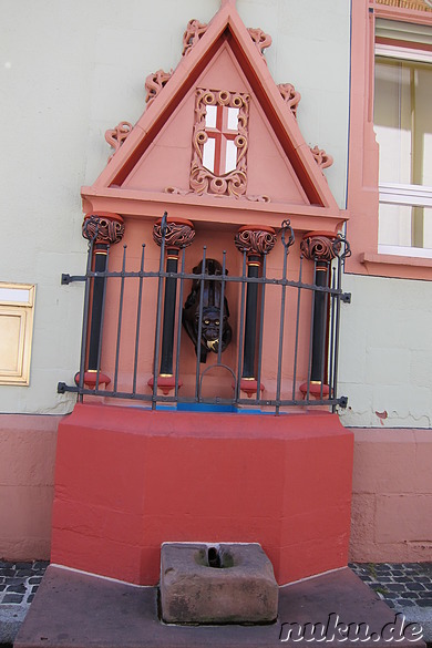 Platz mit Brunnen in Freiburg