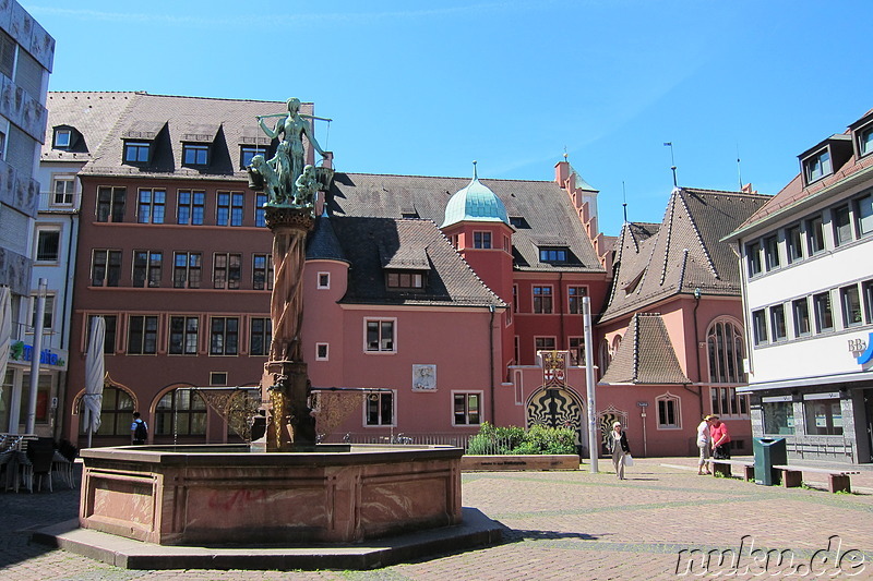 Platz mit Brunnen in Freiburg