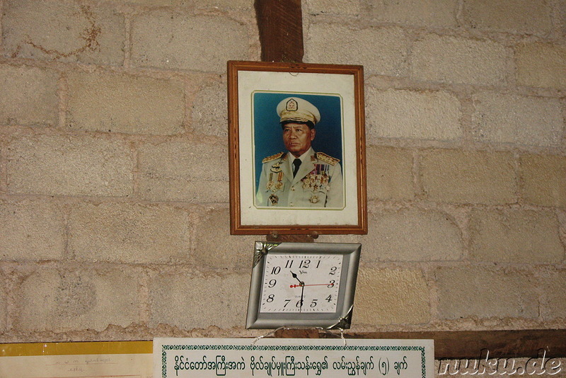 Portrait von General Than Shwe in der Grundschule