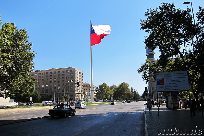 Riesenflagge am Plaza de la Libertad in Santiago de Chile