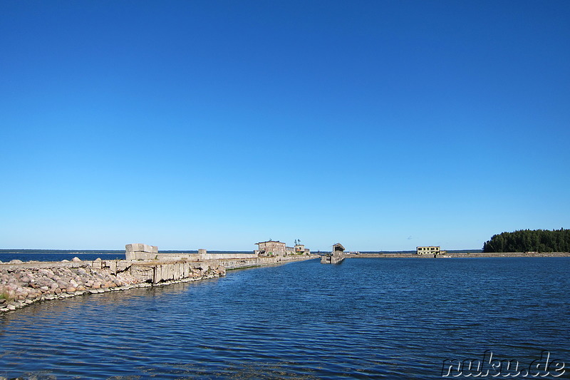 Ruinen einer ehemaligen sowjetischen Entmagnetisierungsstation für U-Boote im Lahemaa National Park, Estland