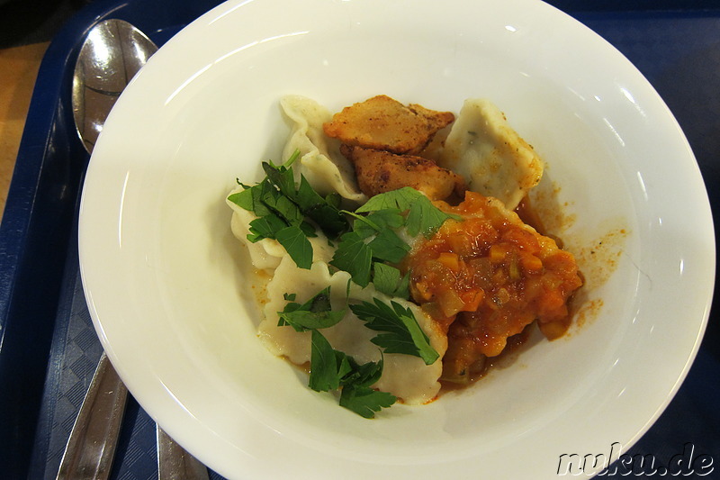 Russische Suppe und Maultaschen im Pelmeni XL in Riga, Lettland