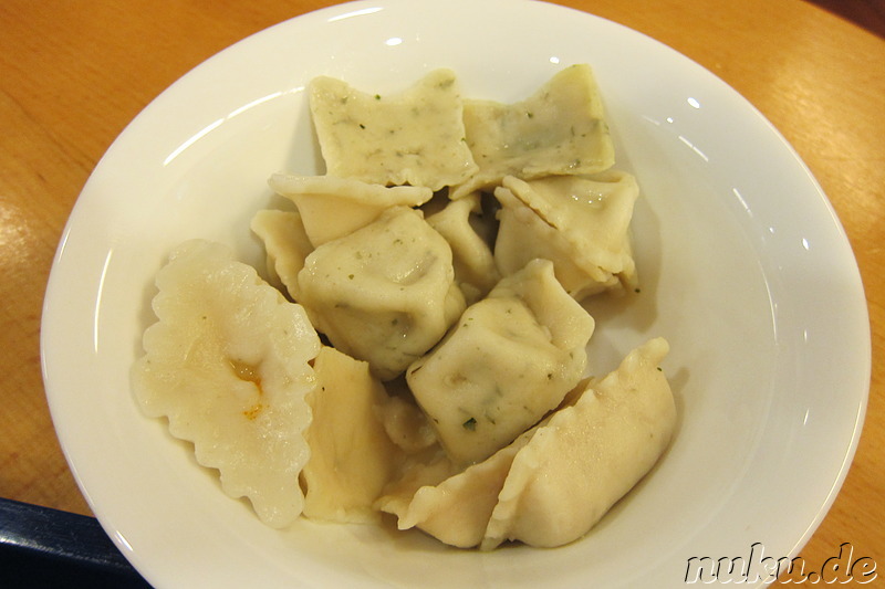 Russische Suppe und Maultaschen im Pelmeni XL in Riga, Lettland