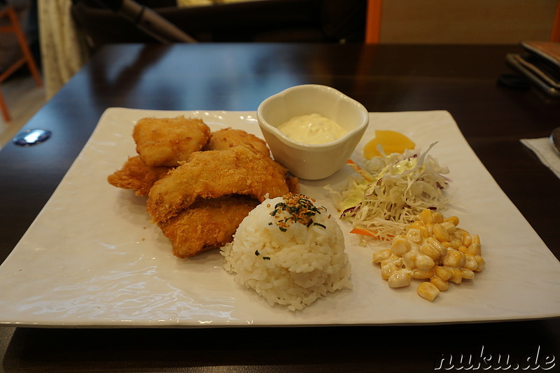 Saengson Kkase (생선까스) - Panierter Fisch mit Reis und Salat