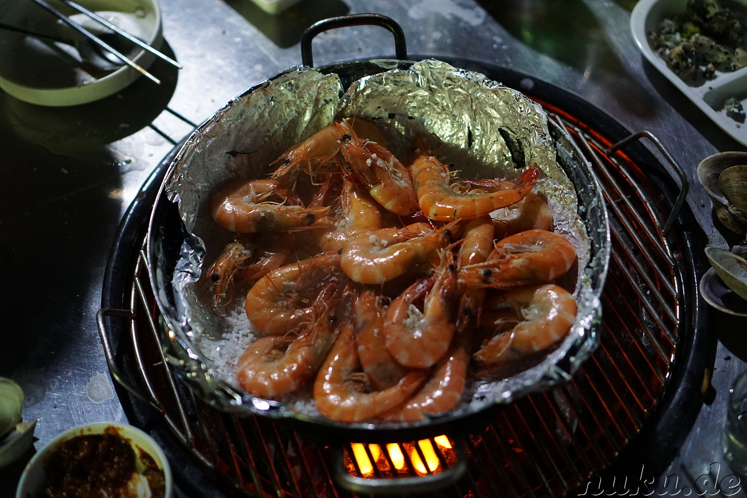 Gegrillte Muscheln und Shrimps mit Jonghyeon - Koreanische Küche, Korea ...