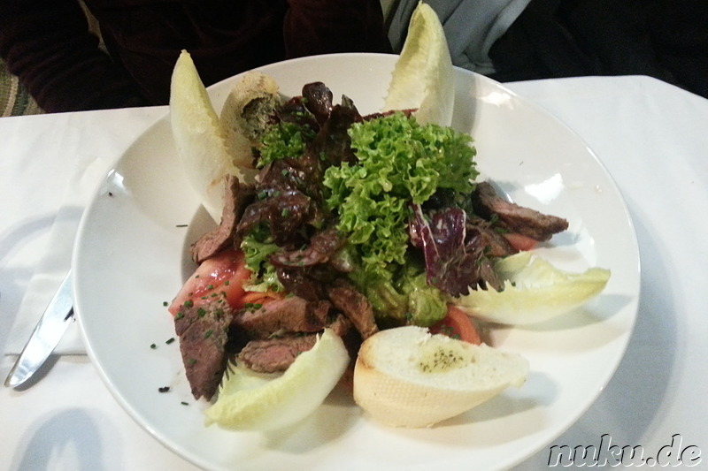 Salat mit Rindfleischstreifen im Wirtshaus Dorfratsch in Reit im Winkl, Bayern