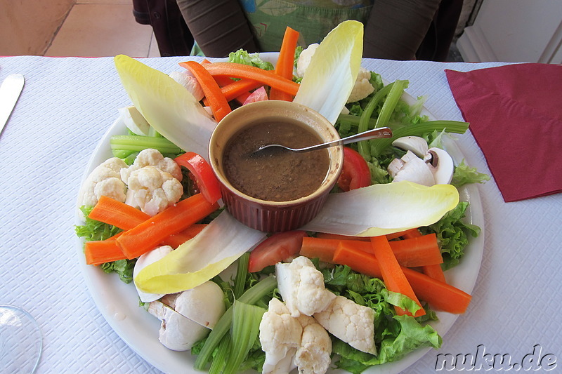 Salat und Pizza in Arles, Frankreich